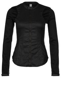 Giacca nera a maniche lunghe con un design aderente, zip frontale e tessuto testurizzato. Presenta dettagli delle cuciture lungo il torso e il colletto.
