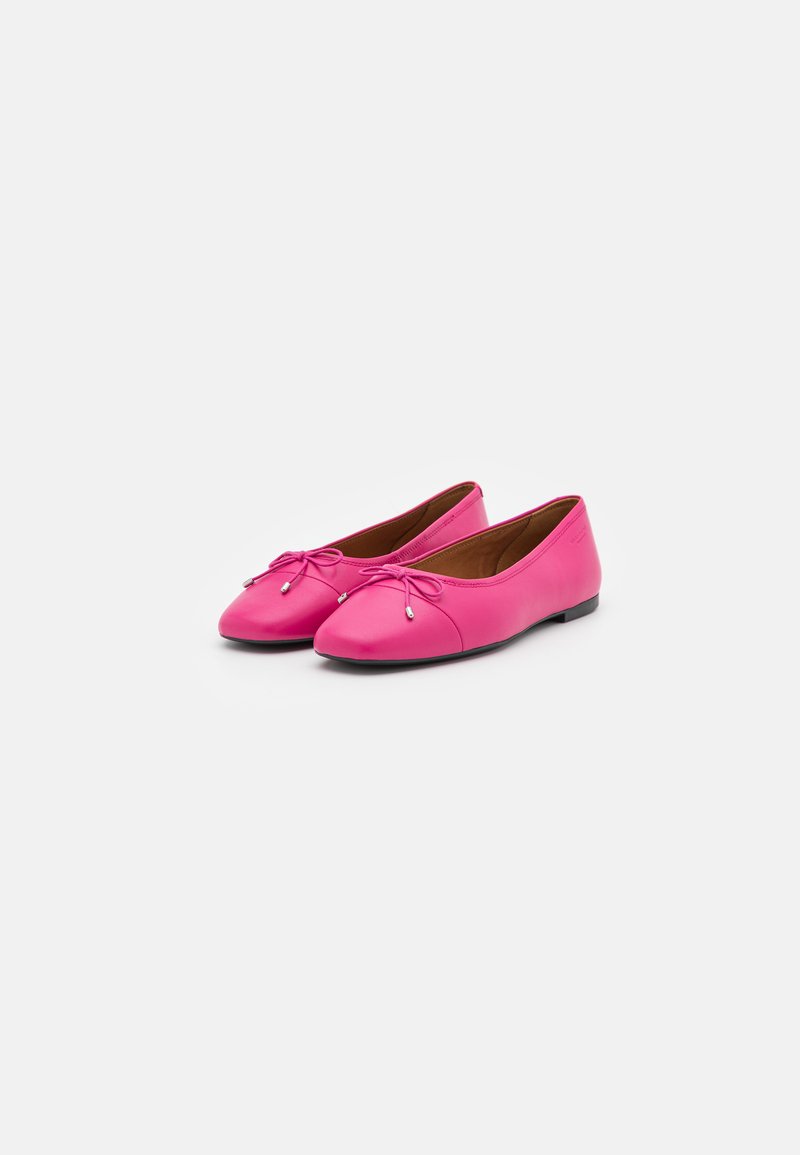 Ballet flats rosa realizzate in materiale liscio, con punta arrotondata, semplice dettaglio a fiocco davanti e suola piatta.