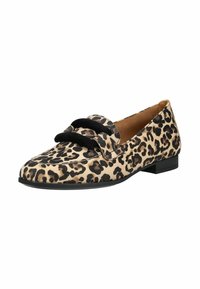 Mocasin de estampado de leopardo en beige y negro, con un upper de tela suave, suela plana y un prominente lazo de ante negro como adorno en la parte delantera.