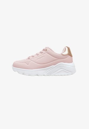 Zapatilla rosa con lengüeta acolchada, detalles perforados y acentos metálicos dorados. Presenta una suela blanca gruesa con surcos texturizados.