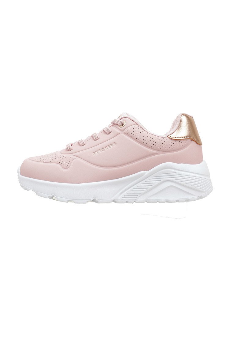 Różowy sneaker z wyściełanym językiem, perforowanymi detalami i metalicznymi złotymi akcentami. Posiada grubą białą podeszwę z teksturowanymi rowkami.