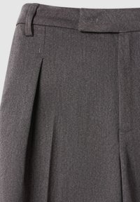 Pantaloni grigi su misura in tessuto testurizzato, con pieghe frontali, una cintura liscia e due tasche laterali.