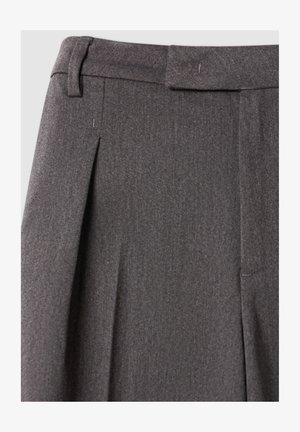 Pantaloni grigi su misura in tessuto testurizzato, con pieghe frontali, una cintura liscia e due tasche laterali.