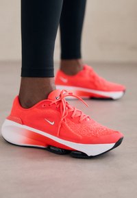 Nike Performance VERSAIR Zapatillas de entrenamiento bright