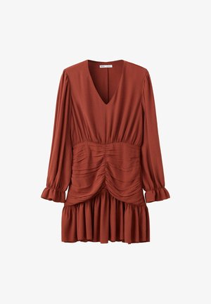 Robe à manches longues couleur rouille avec un profond décolleté en V, taille froncée, devant plissé et ourlet ainsi que poignets à volants évasés.