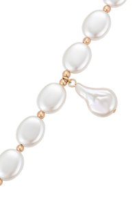 Collana di perle con perle ovali di colore crema, distanziate da piccole perline dorate, con un pendente a goccia di perla più grande. Superficie liscia, design elegante.