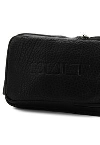Borsa in pelle nera con superficie testurizzata, forma rettangolare e chiusura con zip. Presenta un marchio impresso su un lato.