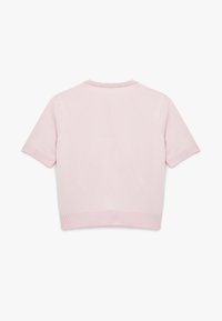 Kurzer pinkfarbener kurzärmeliger Pullover, gerippter Halsausschnitt und Saum, glatte Stricktextur, leicht verkürztes Design, minimalistischer Stil.