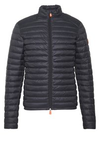 Giacca puffer blu navy con design a righe orizzontali, colletto alto, zip frontale e tirazip arancione. Materiale liscio e leggero.