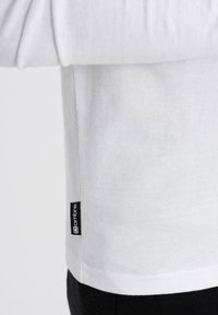 Unausgewählt, white