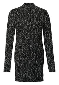 Robe tricotée noire et blanche à motifs tachetés, avec des manches longues et un col montant ; design ajusté et tissu texturé. Pas de fermetures visibles.