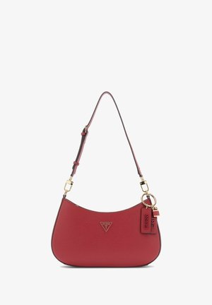 Sac d'épaule rouge incurvé avec bandoulière ajustable, garnitures dorées et deux étiquettes de marque attachées à un côté.
