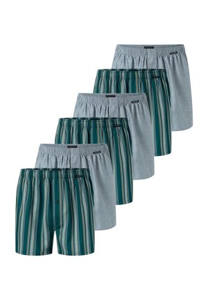 Sechs Herrenboxershorts mit abwechselnden einfarbigen hellgrauen und grünen vertikalen Streifen, in einem versetzten Stapel angeordnet.