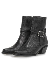 Botas negras hasta el tobillo hechas de cuero texturizado con un patrón de serpiente. Presentan un detalle de hebilla y un tacón bajo tipo bloque para mayor estabilidad.