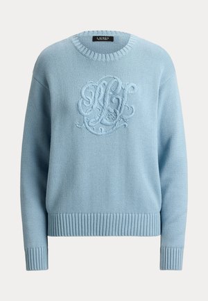 Ανοιχτό μπλε πλεκτό πουλόβερ με μακριά μανίκια, ριμπ μανσέτες και τελείωμα, και ανάγλυφο διακοσμητικό λογότυπο με γραφιστικά γράμματα στο στήθος.