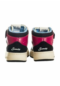 Sneaker alte in rosa, nero e crema. Presentano una tomaia in suede e sintetico, strap in Velcro, dettagli perforati e logo.