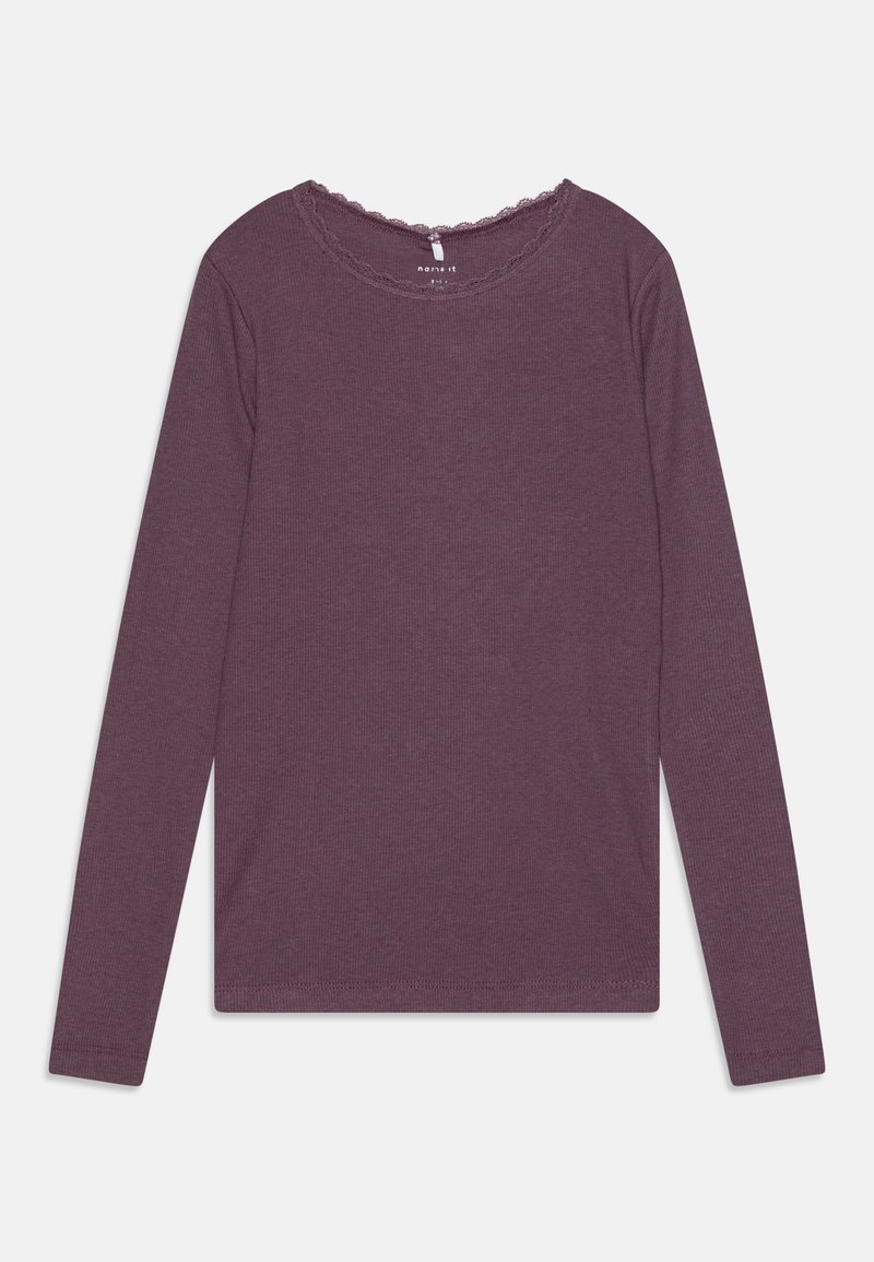 Hosszú ujjú bordázott lila felső, fodros csipke díszítéssel a kerek nyakkivágás körül, fehér háttéren elhelyezve.