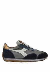 Scarpe sportive con un design grigio, blu e bianco. Realizzate in pelle scamosciata e tessuto, presentano una suola in gomma e chiusura con lacci.
