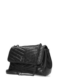 Borsa a spalla in pelle trapuntata nera con chiusura a pattina, tracolla a catena e un piccolo logo "M" sulla parte anteriore della pattina.