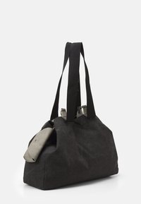 Zwarte stoffen tas met twee lange zwarte hengsels, rechthoekige vorm, gestructureerd oppervlak en een kleine grijze ritszak bevestigd.