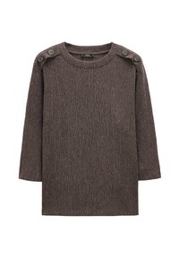 Brązowy dzianinowy sweter z prążkowaną fakturą, okrągłym dekoltem i trzema guzikami na lewym ramieniu. Długie rękawy i luźny krój.