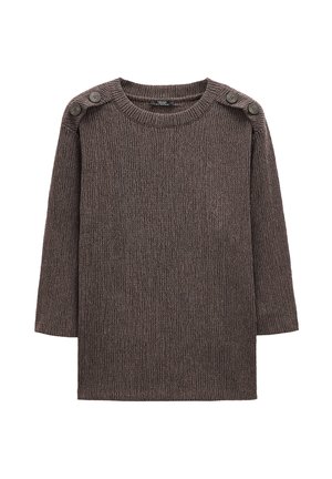 Brązowy dzianinowy sweter z prążkowaną fakturą, okrągłym dekoltem i trzema guzikami na lewym ramieniu. Długie rękawy i luźny krój.