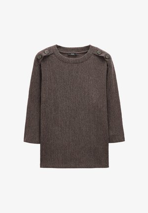 Brązowy dzianinowy sweter z prążkowaną fakturą, okrągłym dekoltem i trzema guzikami na lewym ramieniu. Długie rękawy i luźny krój.