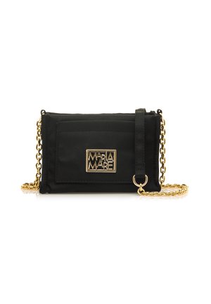 Schwarze Handtasche aus Stoff mit einem goldenen Kettenriemen. Verfügt über eine Fronttasche und ein rechteckiges Logo-Schild. Kompakte und rechteckige Form.