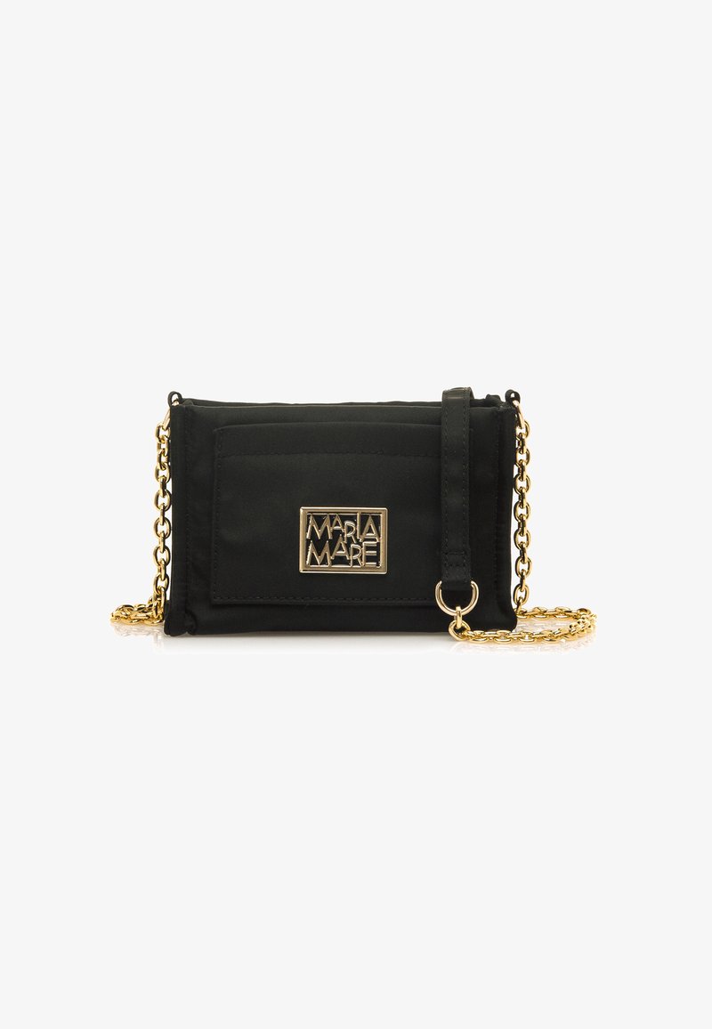 Borsa nera in tessuto con tracolla a catena dorata. Presenta una tasca frontale e una placca con logo rettangolare. Forma compatta e rettangolare.