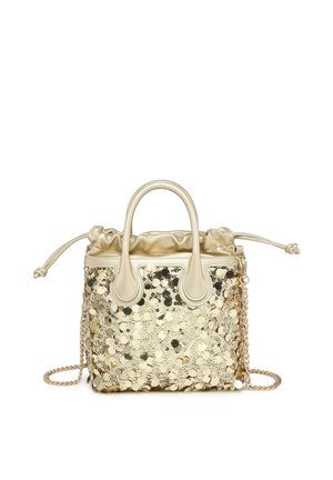 Piccola borsa dorata con corpo coperto di paillettes, manici in pelle, chiusura con coulisse e tracolla a catena dorata.