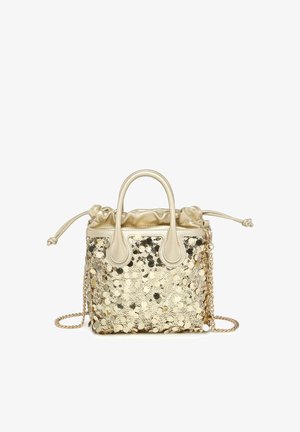 Kleine gouden handtas met een met pailletten bedekt lichaam, leren handvatten, trekkoordsluiting en gouden kettingband.