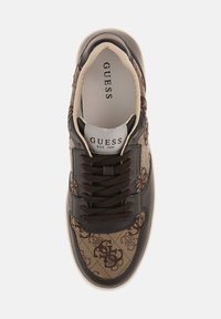 Baskets marron avec une tige en toile à motif présentant un design de logo, des accents en cuir contrastants et des lacets marron. Col rembourré et doux.