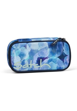 Astuccio blu con un motivo ad acquerello in diverse tonalità di blu, chiusura con zip e un logo verde chiaro sul davanti.