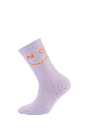 Hellviolette Sneakersocke mit orangefarbenem Smiley und "NO"-Schriftzug am Bündchen, mit Rippstruktur, schräg nach rechts auf weißem Hintergrund dargestellt.