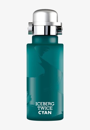 Akvamarin rørformet flaske med en sølvhette og klemfeste, med et penselstrøkdesign. Tekst nederst lyder "ICEBERG TWICE CYAN."