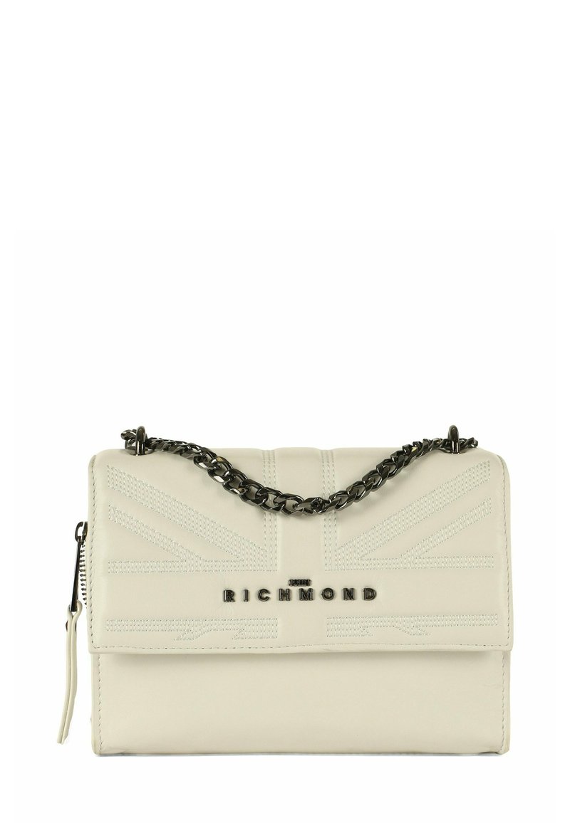 Borsa a tracolla in pelle bianca con design a rilievo della Union Jack, catena nera per la spalla e dettaglio in metallo con il logo 'RICHMOND' sul davanti.