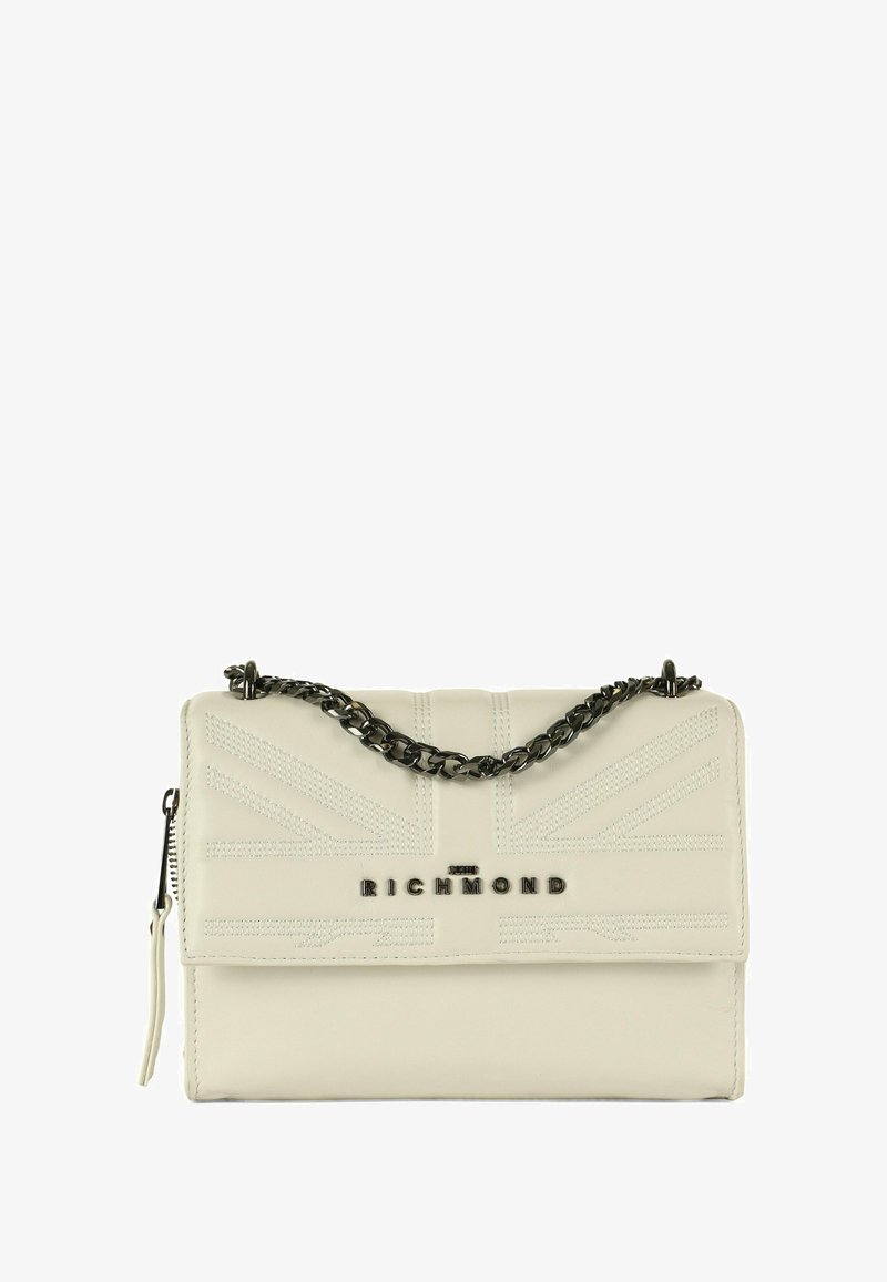 Borsa a tracolla in pelle bianca con design a rilievo della Union Jack, catena nera per la spalla e dettaglio in metallo con il logo 'RICHMOND' sul davanti.