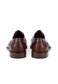 Scarpe in pelle marrone con un design elegante, punta arrotondata, tacco solido e materiali a contrasto con dettagli di cucitura visibili.