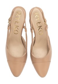 Nude leren slingback hakken met puntige neuzen, voorzien van een band en gesp-detail, en een glad interieur. Gouden logo op de binnenzool gedrukt.