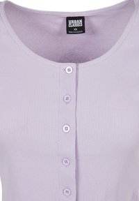 Světle fialový žebrovaný top s kulatým výstřihem, s řadou pěti odpovídajících knoflíků vpředu, štítek se značkou "Urban Classics", velikost XS.