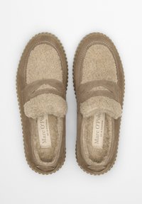 Braune Slipper aus Wildleder und Fleece, ausgestattet mit einer strukturierten Sohle und einem breiten oberen Band, sowie einem gemütlichen, warmen Futter.