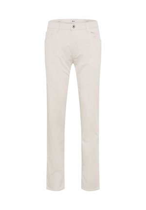 Pantalon beige pour homme, coupe slim, avec fermeture à bouton et zip à l'avant, passants pour ceinture et poches latérales, présenté sur fond blanc.