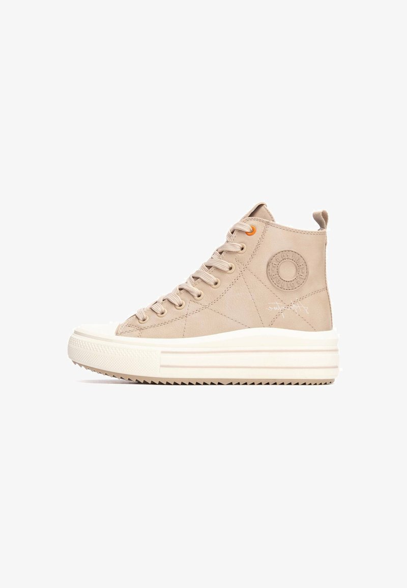 Zapatilla de caña alta beige hecha de tela suave, con una suela de goma blanca, punta redondeada y un detalle de logo circular en el costado.