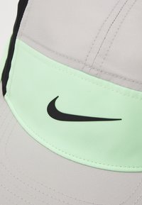 Nike Performance FLY UNISEX - Cap - light iron ore/vapor green/black