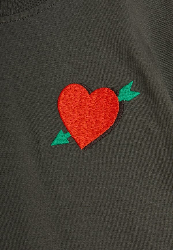 ARROWED HEART TEE UNISEX - Print T-shirt3