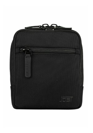 Petit sac carré noir avec poche zippée horizontale à l'avant et fermeture double zip supérieure, tissu texturé et logo discret en relief en bas à droite.