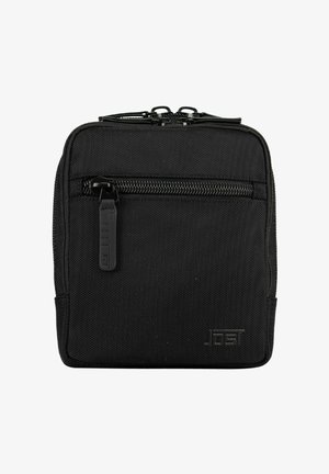 Petit sac carré noir avec poche zippée horizontale à l'avant et fermeture double zip supérieure, tissu texturé et logo discret en relief en bas à droite.