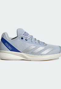 Ljust blå Adidas pickleball-sko med meshtopp, silverränder på sidan, blå hälaccent och vit sula på vit bakgrund.