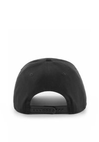 Schwarze Baseballkappe mit strukturiertem Design, verstellbarem Kunststoffriemen und glatter Stoffoberfläche. Keine sichtbaren Logos oder Muster.