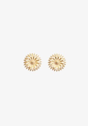 Brincos de stud florais em ouro com um design em pétalas texturizadas e em camadas, com uma pérola central, em fundo branco.